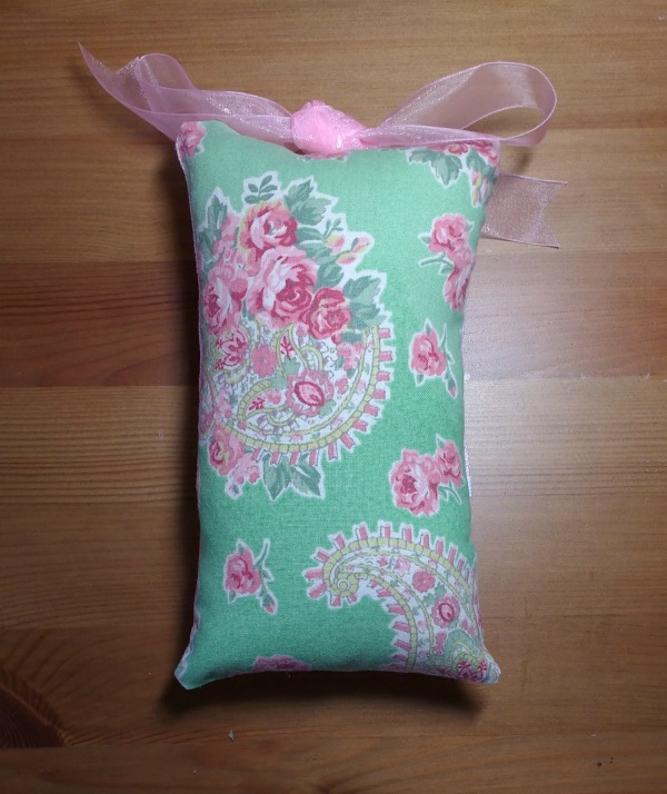 DMC Memory Thread Heart Pillow